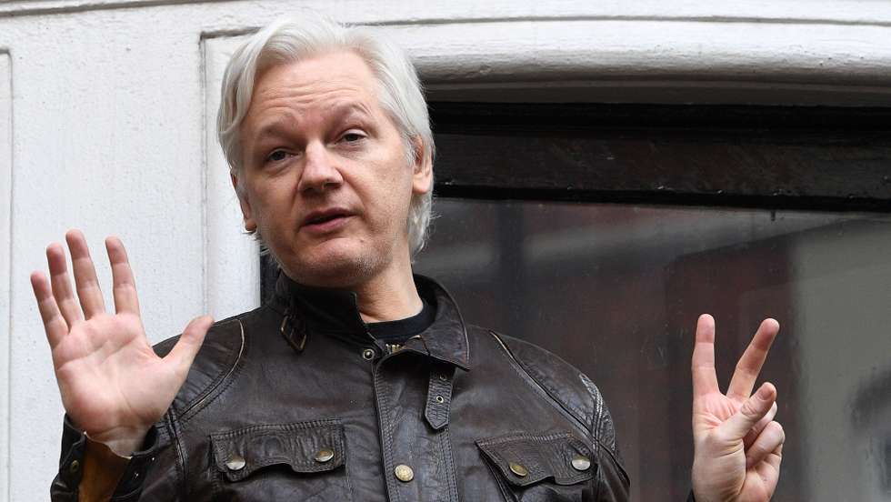 epa08918435 (FILE) - Wikileaks founder Julian Assange speaks to reporters from the balcony of the Ecuadorian Embassy in London, Britain, 19 May 2017 (reissued 04 January 2021). British media report London's Old Bailey courthouse ruled on 04 January 2021 Julian Assange cannot be extradited from Britain to USA to face espionage charges over the publication of secret US military documents.  EPA/FACUNDO ARRIZABALAGA *** Local Caption *** 53530130