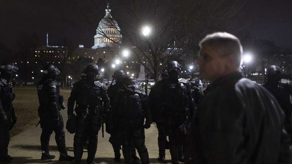 epa08923961 Members of the Metropolitian Police stand guard near the West Front of the US Capitol after pro-Trump protesters stormed the grounds earlier in the day, in Washington, DC, USA, 06 January 2021. Members of Congress returned to the process of certifying the 2020 Electoral College results following more than 6 hours of suspension after various groups of Trump supporters broke into the US Capitol.  EPA/JUSTIN LANE