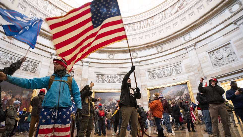 Apoiantes de Donald Trump na invasão ao Capitólio. EPA/JIM LO SCALZO