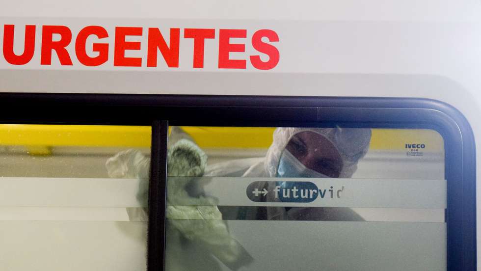 Funcionários de uma empresa de limpezas industriais e domésticas das Caldas da Rainha desinfetam ambulâncias de transporte de doentes da corporação de bombeiros de São Martinho do Porto, Alcobaça, 26 de março de 2020. empresa de limpezas industriais e domésticas das Caldas da Rainha está a desinfetar gratuitamente carros de polícia e ambulâncias de transporte de doentes de várias corporações de bombeiros da região. (ACOMPANHA TEXTO DO DIA 27 DE MARÇO DE 2020). CARLOS BARROSO/LUSA