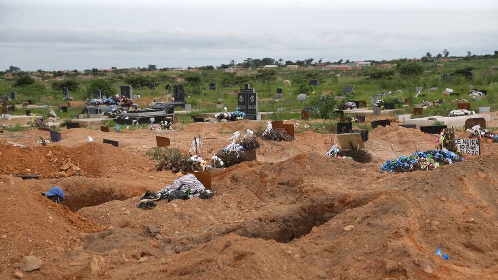 epa08946459 Freshly dug graves waiting for covid -19  victims burial at Zororo Memorial Park, in Chitungwiza, Zimbabwe, 18 January 2021. The country has seen an increase in the number of coronavirus related deaths with an average of 250 fatalities per week since December 2020.











.  EPA/AARON UFUMELI