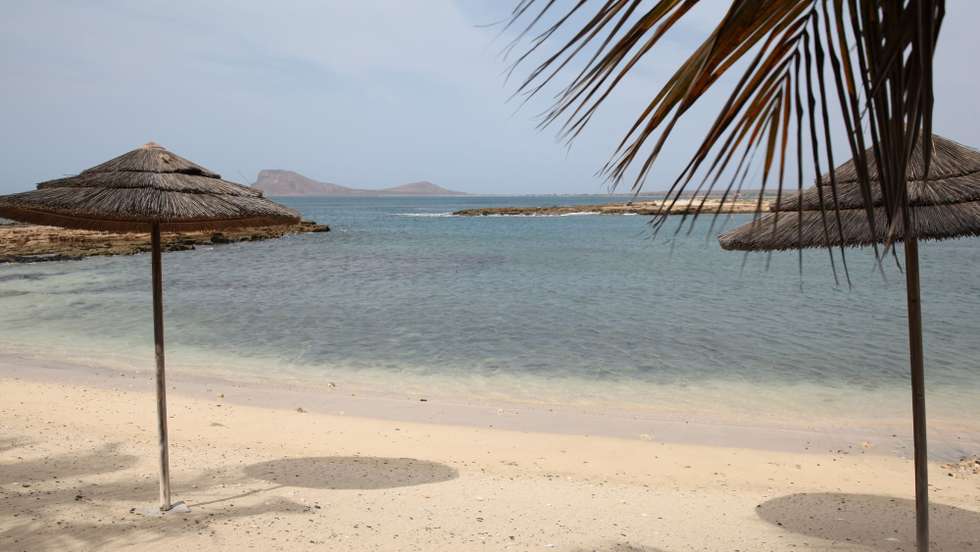 Uma praia sem banhistas devido à pandemia de covid-19, em Espargos, ilha do Sal, Cabo Verde, 15 de janeiro de 2021. A pandemia de covid-19 deixou milhares de cabo-verdianos sem trabalho no turismo, sobretudo na ilha do Sal, mas um sindicato local quer evitar situações como a atual e propõe-se criar um fundo de emergência para acudir aos associados. (ACOMPANHA TEXTO DA LUSA DO DIA 01 DE FEVEREIRO DE 2021). FERNANDO DE PINA/LUSA