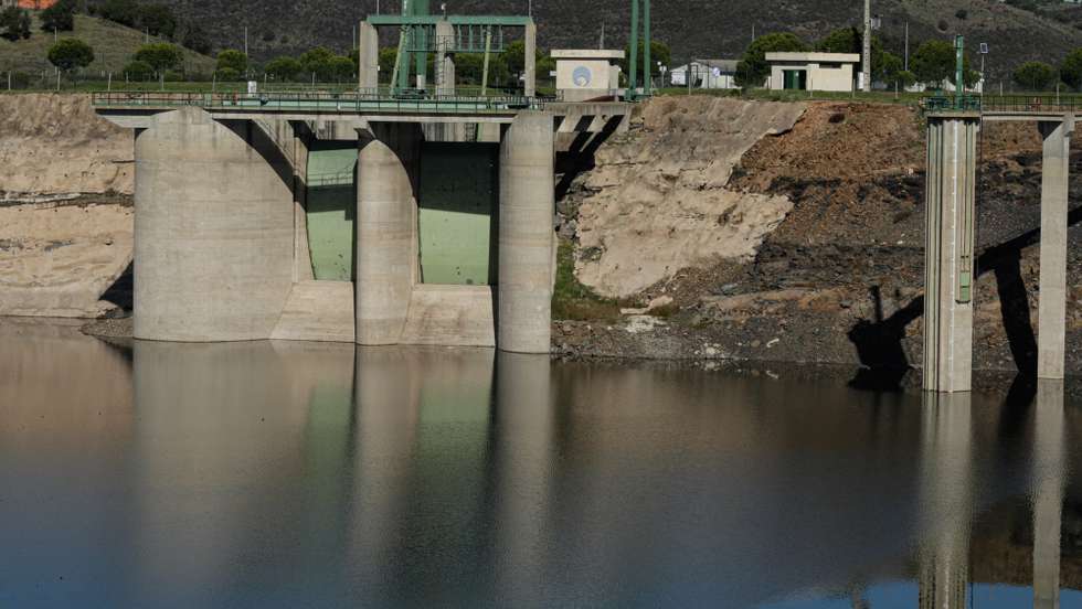 Falta de chuva no Algarve com a Barragem de Odeleite no barlavento algarvio com níveis minimos de água, Castro Marim, 23 de novembro de 2020. A chuva que caiu em outubro e novembro no Algarve aliviou alguma da pressão sobre os agricultores, mas não afastou a possibilidade de racionamento da água das barragens para a agricultura, hipótese que preocupa os agricultores. (ACOMPANHA TEXTO DE 3/12/2020) LUÍS FORRA/LUSA