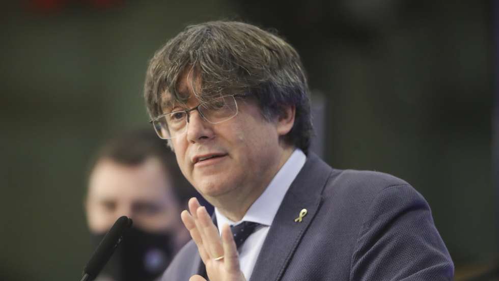 epa09033314 Former members of the Catalan government, now members of European Parliament Carles Puigdemont and Antoni Comin i Oliveres (L) attend a news conference on the lift of parliamentary immunity procedure by European Parliament in Brussels, Belgium, 24 February 2021.  EPA/OLIVIER HOSLET