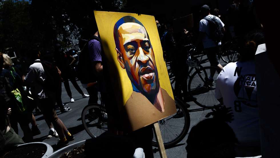 epa08763969 YEARENDER 2020 BLACK LIVES MATTERA persons holds a portrait of George Floyd at the steps of Brooklyn Borough Hall during a Black Lives Matter protest in Brooklyn, New York, USA, 08 June 2020. Floyd, a 46-year-old African-American man, died while in Minneapolis police custody on 25 May 2020 after the arresting officer knelt on his neck for almost nine minutes. EPA/JUSTIN LANE *** Local Caption *** 56141471