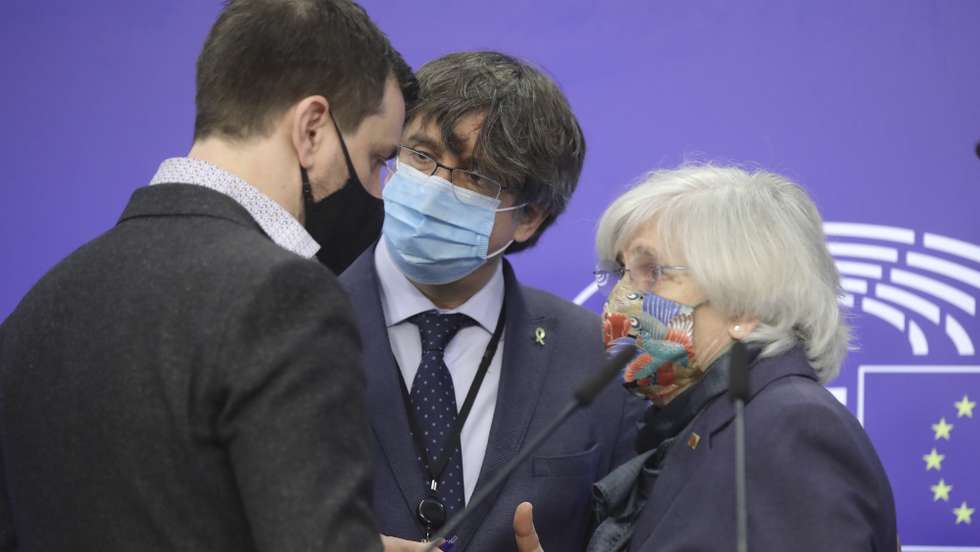 epa09033326 Former members of the Catalan government, now members of European Parliament Carles Puigdemont (C), Clara Ponstati (R) and Antoni Comin i Oliveres attend a news conference on the lift of immunity procedure by European Parliament in Brussels, Belgium, 24 February 2021.  EPA/OLIVIER HOSLET