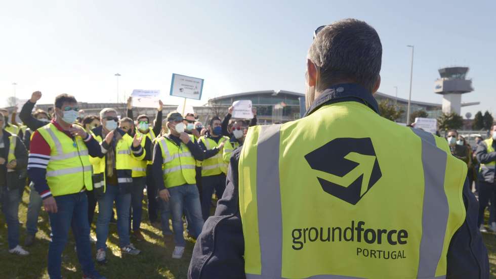 Manifestação de trabalhadores da SPdH/Groundforce, convocada pelo movimento SOS handling, em protesto pelo não pagamento de salários e os despedimentos anunciados, que decorreu junto à torre de controlo / zona ViP do Aeroporto Francisco Sá Carneiro. Maia, 09 de março de 2021. FERNANDO VELUDO/LUSA