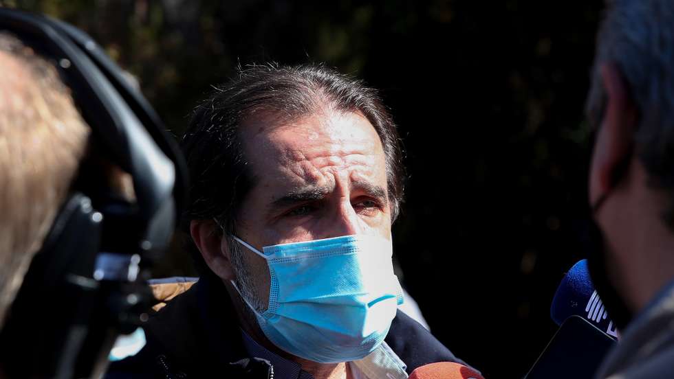 O Presidente do Governo Regional da Madeira, Miguel Albuquerque, fala aos jornalistas esta manhã durante uma visita à reabilitada Vereda da Palha Carga, no Rabaçal, no Porto Moniz, 18 de março de 2021. HOMEM DE GOUVEIA/LUSA