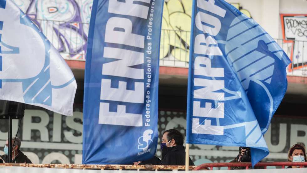 O secretário-geral da Fenprof, Mário Nogueira (C), durante a concentração para entrega de um abaixo-assinado e proposta negocial no Ministério da Educação, contra as vagas que impedem docentes de progredir na carreira, em Lisboa, 23 de fevereiro de 2021. TIAGO PETINGA/LUSA