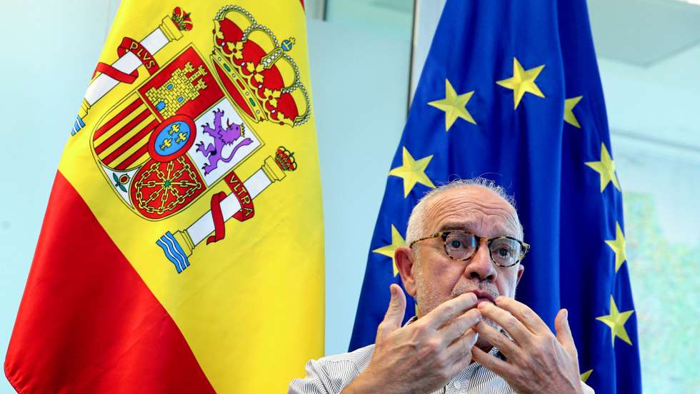 O embaixador de Espanha em Angola, Manuel Hernández Ruigómez, fala durante uma entrevista à agência Lusa, em Luanda, Angola, 26 de março de 2021. Espanha prepara-se para assinar com Angola quatro protocolos incluindo um na área do transporte aéreo durante a visita do primeiro-ministro, Pedro Sánchez, ao país africano no início de abril. AMPE ROGÉRIO/LUSA