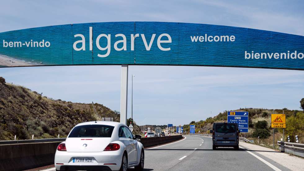 Turistas entram pela frontreira de Castro Marim no Algarve,depois de o Governo ter decretado a sua abertura a partir de dia 01 de maio. As fronteiras em Portugal estiveram fechadas devido a covid-19, Castro Marim, 02 de maio de 2021.LUÍS FORRA/LUSA