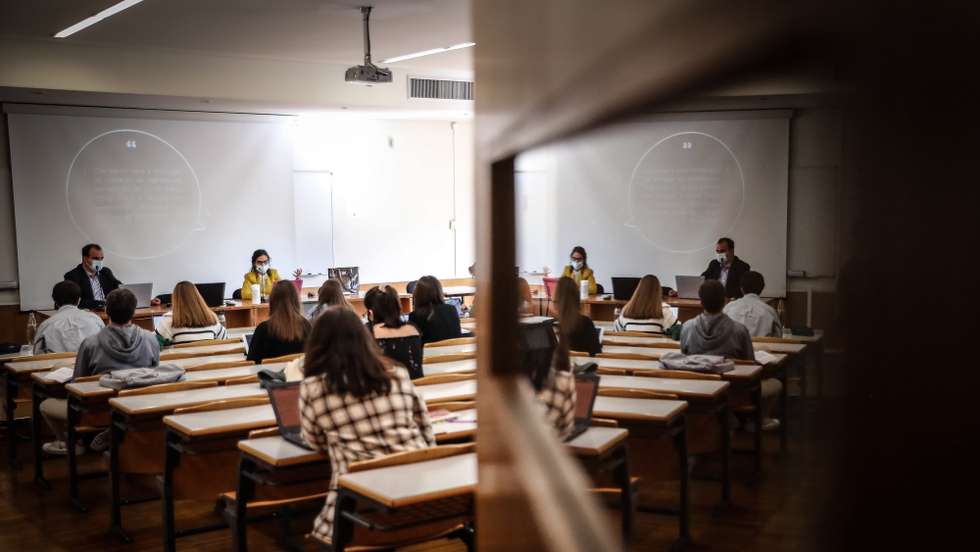 Alunos frequentam aulas na Universidade