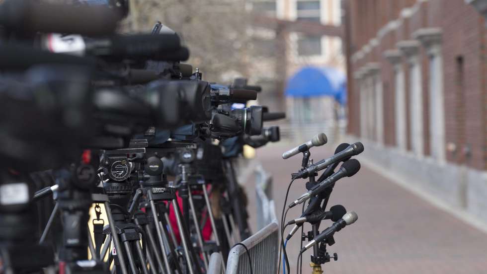 epa04695649 Media cameras and microphones outside the John J Moakley Federal Courthouse during the verdict deliberation of Tsarnaev's trial in Boston, Massachusetts, USA, 08 April 2015. Verdict deliberation in the Federal trial of Dzhokhar Tsarnaev continues today.  EPA/KATHERINE TAYLOR