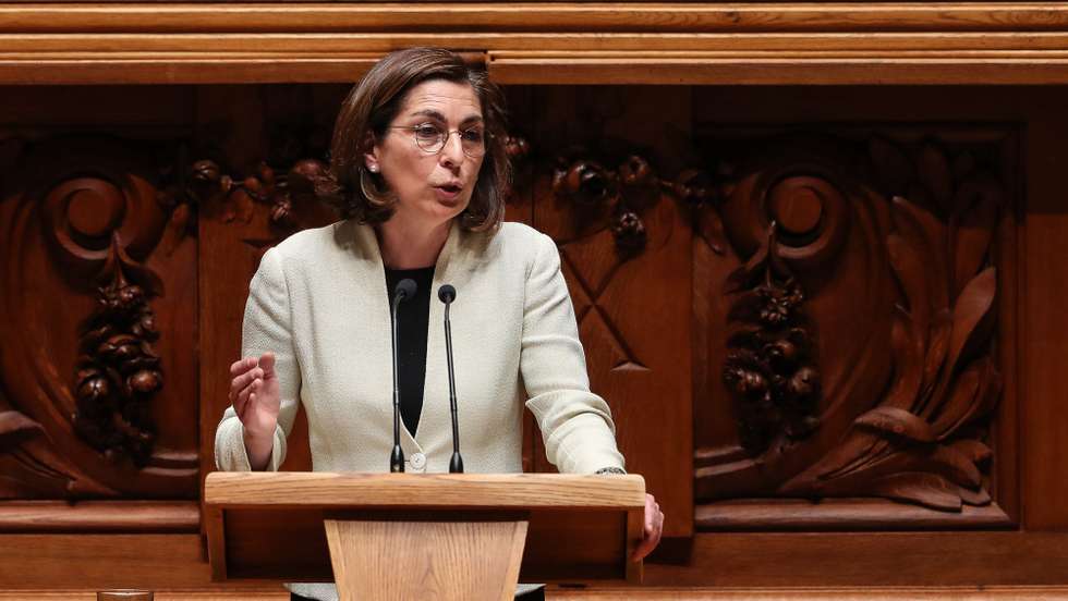 A líder parlamentar do PS, Ana Catarina Mendes, intervém durante o debate parlamentar que tem como tema principal o teletrabalho, na Assembleia da República, em Lisboa, 5 de maio de 2021. MÁRIO CRUZ/LUSA