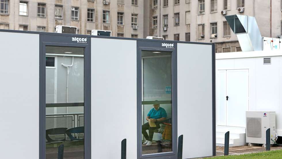 Uma utente do centro de atendimento covid-19 aguarda a sua vez no Centro Hospitalar e Universitário Lisboa Norte, E.P.E, onde decorre a vacinação de doentes em contexto de consulta externa, em Lisboa, 13 de maio de 2021. O secretário de Estado Adjunto e da Saúde, António Lacerda Sales, e o coordenador da 'task force' da vacinação contra a covid-19, Henrique Gouveia e Melo (ausentes da foto), visitaram hoje o Centro Hospitalar onde decorre a vacinação de doentes em contexto de consulta externa. ANTÓNIO PEDRO SANTOS/LUSA