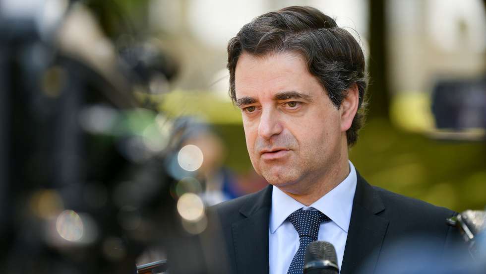 O presidente da Câmara Municipal de Braga, Ricardo Rio, fala aos jornalistas durante o protesto dos 150 restaurantes de Braga, reunidos na URBAC19 - União de Restaurantes de Apoio à covid-19, "contra as medidas inócuas" propostas para o setor, empresas que representam 1500 trabalhadores na região e promovem uma entrega simbólica de chaves dos restaurantes, numa demonstração de "impotência e vontade de deixar nas mãos dos governantes a responsabilidade do cumprimento das [nossas] obrigações", em Braga, 06 de maio de 2020. HUGO DELGADO/LUSA