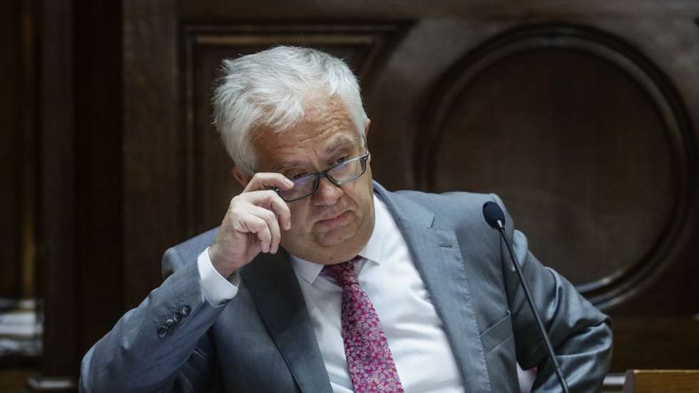 O ministro da Administração Interna, Eduardo Cabrita, fala perante a Comissão de Assuntos Constitucionais, Direitos, Liberdades e Garantias na Assembleia da República, em Lisboa, 02 de junho de 2021. TIAGO PETINGA/LUSA