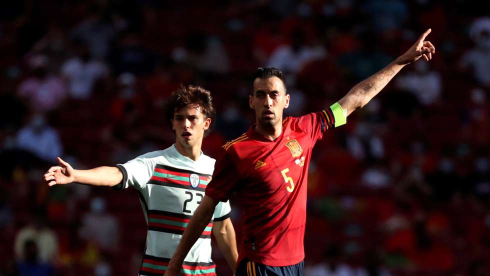 epa09248314 Spain's midfielder Sergio Busquets (R) and Portugal's striker Joao Felix (L) during the international friendly soccer match between Spain and Portugal at Wanda Metropolitano stadium in Madrid, Spain, 04 June 2021.  EPA/Kiko Huesca