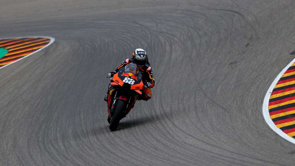 epa09288254 Portuguese MotoGP rider Miguel Oliveira of the Red Bull KTM Factory Racing team is on his way to take the second place in the Motorcycling Grand Prix of Germany at the Sachsenring racing circuit in Hohenstein-Ernstthal, Germany, 20 June 2021.  EPA/FILIP SINGER