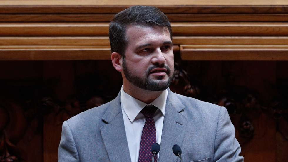 O deputado do Partido Socialista (PS), João Paulo Correia, intervém durante o debate na Assembleia da República, em Lisboa, 14 de outubro de 2020. ANTÓNIO COTRIM/LUSA