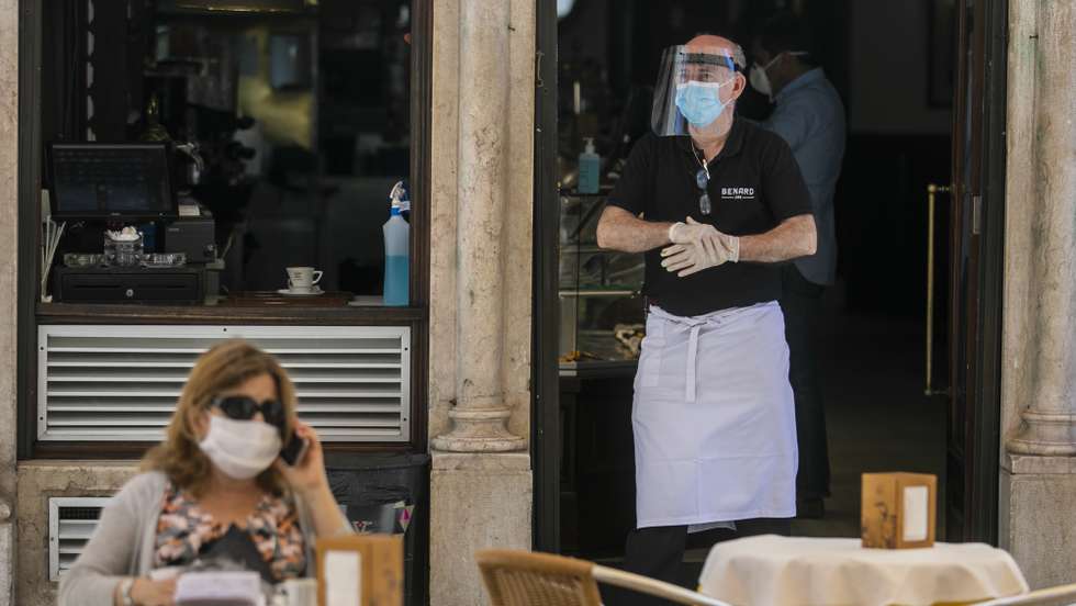 Esplanada de pastelaria no Chiado no primeiro dia após o alívio das medidas de emergência devido à situação epidemiológica da covid-19 decretadas pelo Governo no dia 15, em Lisboa, 18 de maio de 2020. JOSÉ SENA GOULÃO /LUSA