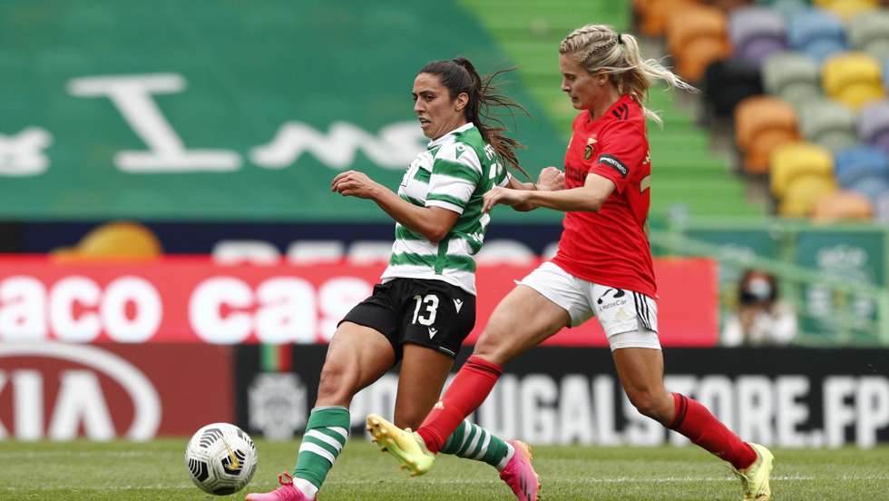A jogadora do Sporting, Fátima Pinto (E), disputa a bola com, Cloé Lacasse, do Benfica, durante o jogo da Liga Feminina de futebol, disputado no Estádio José de Alvalade, em Lisboa, 22 de maio de 2021. ANTÓNIO COTRIM/LUSA