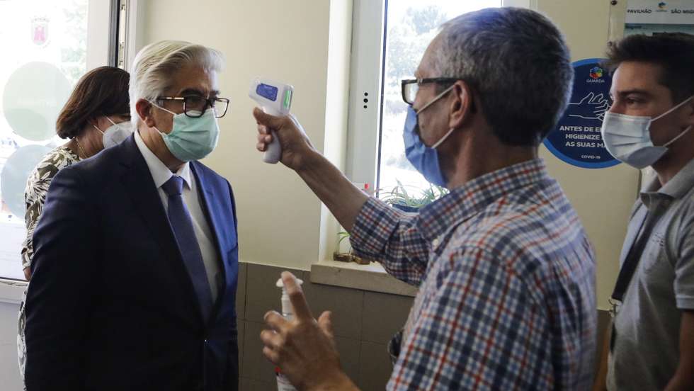 O secretário de Estado Adjunto e da Saúde, António Lacerda Sales (E), durante a visita às instalações do Pavilhão 5 do Hospital Sousa Martins – Unidade Local de Saúde da Guarda, 06 de agosto de 2021. MIGUEL PEREIRA DA SILVA/LUSA