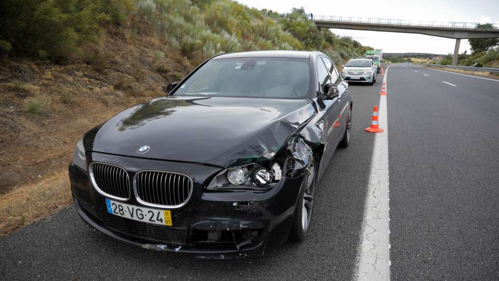 O carro onde seguia o ministro da Administração  Interna, Eduardo Cabrita, estacionado no A6 no seguimento de um acidente que envolveu uma vitima mortal por atropelamento, Évora, 18 de junho de 2021. PAULO CUNHA /LUSA
