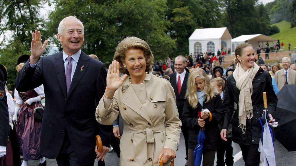 epa01448638 (L-R) Hans-Adam ll., Prince of Liechtenstein,  Marie-Aglae, Princess of Liechtenstein, and Sophie, Princess of Liechtenstein, on the occasion of Liechtensteins National Day, in Vaduz, Liechtenstein, 15 August 2008.  EPA/EDDY RISCH