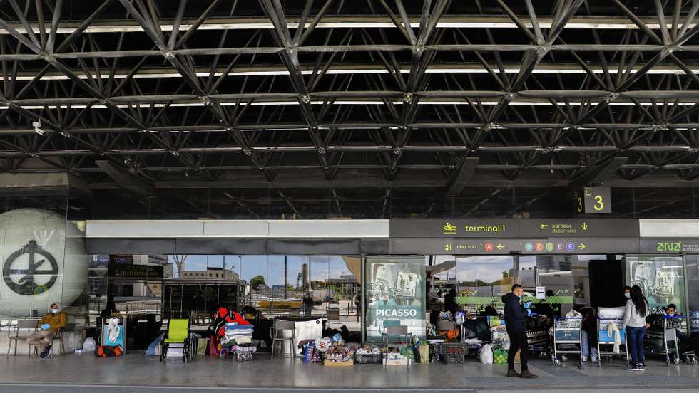 Mais de duas dezenas de pessoas continuam no aeroporto Humberto Delgado, em Lisboa, onde exigem um voo de repatriamento para o Brasil. 28 de abril de 2020. Entre o grupo de pessoas estão jovens desempregados, turistas com voos cancelados e até pessoas doentes. Apesar do cansaço e do frio, prometem manter-se à porta do aeroporto até que um responsável do consulado ou da embaixada do Brasil em Lisboa resolvam a sua situação, porém, já têm indicação que há um próximo voo na quinta-feira. JOÃO RELVAS/LUSA