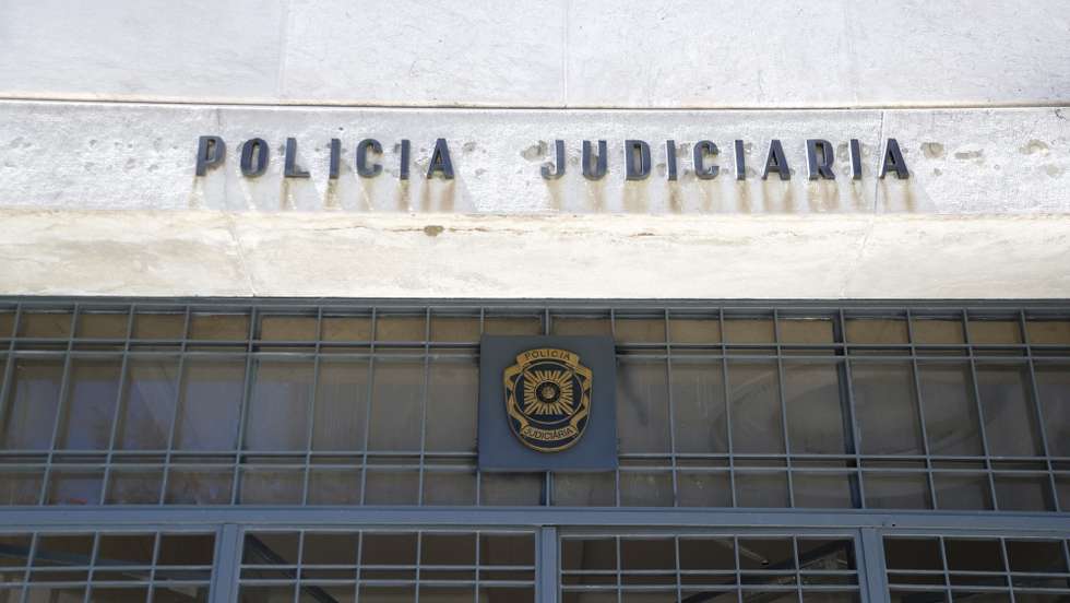 A Unidade de Informação Criminal da PJ localizou e deteve o fugitivo na zona de Portimão, no distrito de Faro