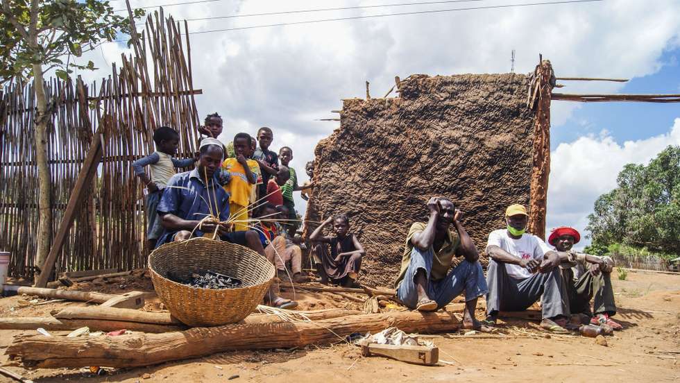 Comunidades que regressaram à aldeia 19 de outubro, atacada por grupos armados em Quissanga, Cabo Delgado, Moçambique, 21 de agosto de 2021. As vilas e aldeias devastadas por rebeldes nos distritos de Quissanga e Macomia têm as marcas do terror estampadas em cada esquina e, entre ruínas, ensaia-se a reconstrução, mas o trauma é grande e paira ainda o medo entre as comunidades (ACOMPANHA TEXTO DO DIA 23 DE AGOSTO DE 2021). LUÍSA NHANTUMBO/LUSA
