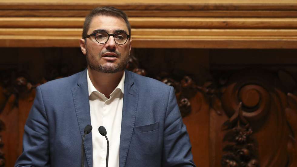 O deputado do PCP, João Oliveira, intervém durante a sessão evocativa do antigo Presidente da República Jorge Sampaio, realizada no parlamento, em Lisboa, 15 de setembro de 2021. MANUEL DE ALMEIDA/LUSA