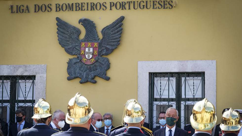 O Presidente da República, Marcelo Rebelo de Sousa (3D), durante a inauguração da sede da Liga dos Bombeiros Portugueses “Casa dos Soldados da Paz”, no Palácio de S. Cristóvão, Lisboa, 09 de Outubro de 2021. RUI MINDERICO/LUSA