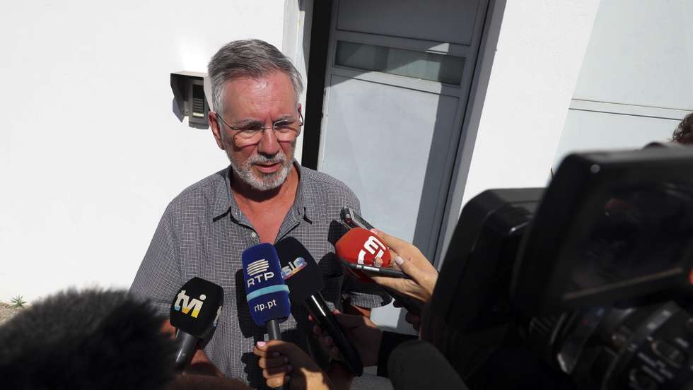 O ex-ministro Armando Vara fala aos jornalistas à saída do Estabelecimento Prisional de Évora, após ser libertado no âmbito da aplicação das medidas excecionais devido à pandemia de Covid-19, Évora, 11 de outubro de 2021. Cumpriu neste estabelecimento prisional cerca de metade da pena única de cinco anos de prisão aque foi condenado no âmbito do processo Face Oculta. NUNO VEIGA/LUSA