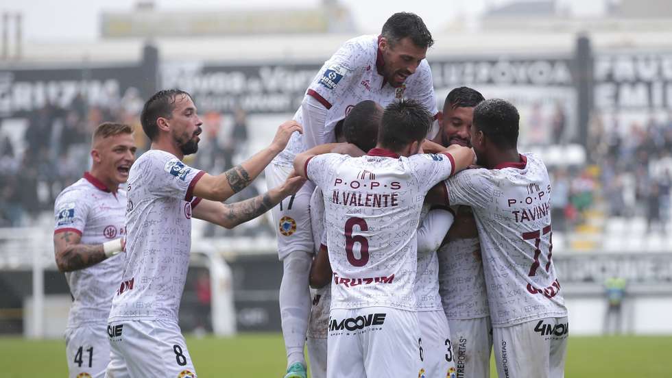 Os jogadores do Varzim festejam o segundo golo da equipa contra o Marítimo, durante o jogo de futebol da 3.ª eliminatória da Taça de Portugal, disputado no Estádio do Varzim Sc , Póvoa de Varzim, 17 Outubro 2021, MANUEL FERNANDO ARAUJO/LUSA