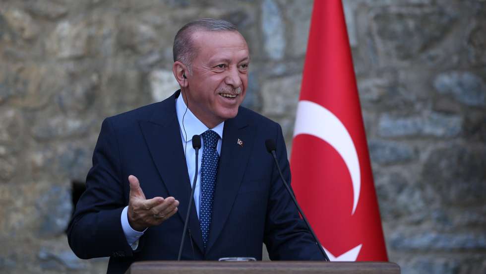 epa09526916 Turkish President Recep Tayyip Erdogan and German Chancellor Angela Merkel (not in picture) speak during a press conference after thier meeting at the Huber mansion in Istanbul, Turkey, 16 October 2021. The German Chancellor is currently on a farewell tour of various countries.  EPA/ERDEM SAHIN