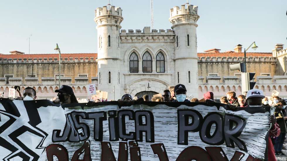 Cerca de uma centena de manifestantes concentraram-se por Danijoy Pontes, falecido no dia 15 de setembro no Estabelecimento Prisional de Lisboa (EPL) "contra todas as prisões", parte de uma iniciativa do Movimento Negro Portugal (MNP), que une organizações do movimento negro, antirracista, de defesa dos direitos dos migrantes e da sociedade civil, em frente ao Estabelecimento Prisional de Lisboa, 06 de novembro de 2021. TIAGO PETINGA/LUSA