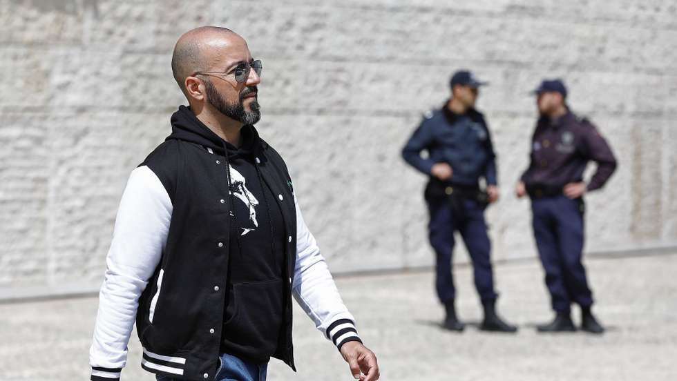 O líder do Partido Nacional Renovador (PNR), Mário Machado (E), protesta em frente ao  Museu Coleção Berardo, no Centro Cultural de Belém, numa ação divulgada nas redes socias como"Berardo paga o que deves", contra a dívida do empresário Joe Berardo à banca portuguesa, em Lisboa, 20 de abril de 2019. ANTÓNIO PEDRO SANTOS/LUSA