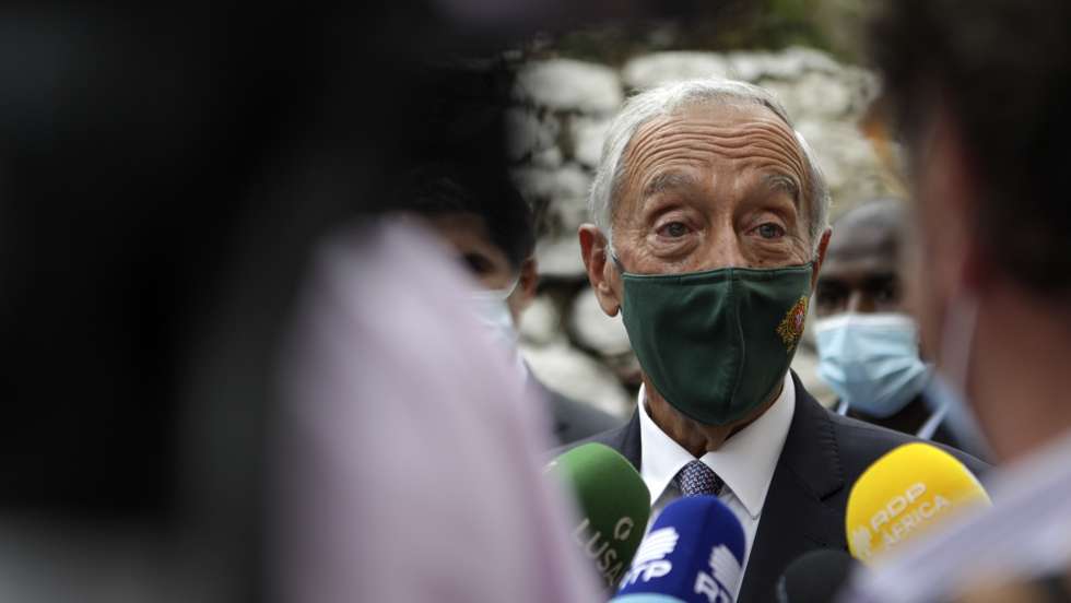 O Presidente da República, Marcelo Rebelo de Sousa, fala com os jornalistas  durante uma visita à cidade Velha, em Cabo Verde, 8 de novembro de 2021. O Presidente da República encontra-se num visita oficial de dois dias, por ocasião da tomada de posse do novo Presidente da República de Cabo Verde, José Maria Neves. ELTON MONTEIRO/LUSA