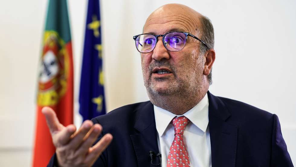 O ministro do Ambiente e da Ação Climática, João Pedro Matos Fernandes, durante uma entrevista à agência Lusa, em Lisboa, 20 de outubro de 2021. (ACOMPANHA TEXTO DA LUSA DO DIA 25 DE OUTUBRO DE 2021). ANTÓNIO COTRIM/LUSA
