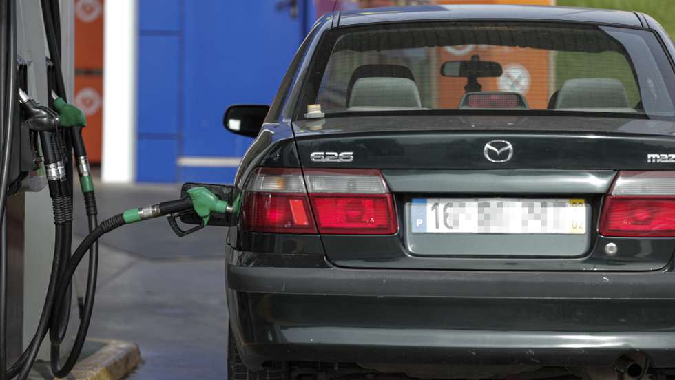 Automobilistas portugueses abastecem em Espanha para fugir aos preços altos dos combustíveis em Portugal e vão abastecer a Espanha, onde a diferença pode chegar aos 36 cêntimos por litro, em Ayamonte, Espanha, 17 de outubro de 2021. (ACOMPANHA TEXTO). LUÍS FORRA/LUSA
