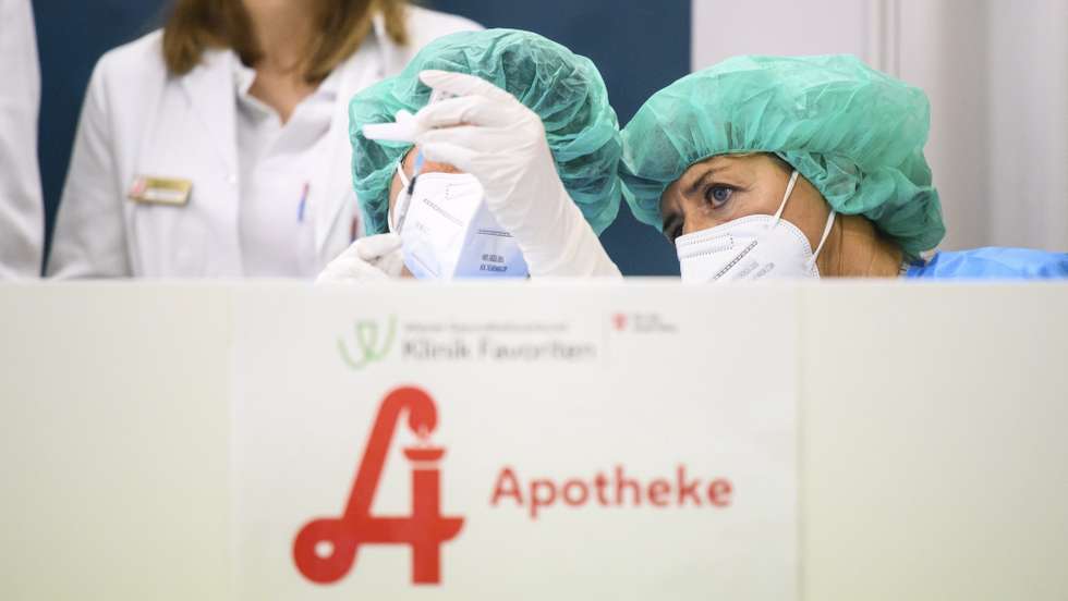 epa08906504 Medical staff prepare one of the first doses of the COVID-19 vaccine in a hospital in Vienna, Austria, 27 December 2020. Austria has received 10.000 doses of the COVID-19 Pfizer-BioNtech vaccine for high-risk patients and medical staff on 26 December 2020.  EPA/CHRISTIAN BRUNA
