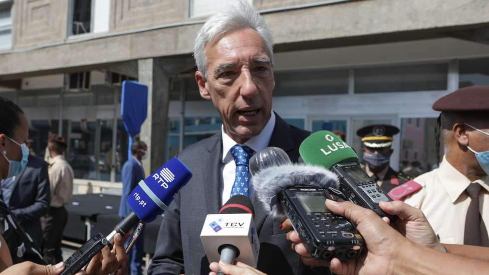 O ministro da Defesa Nacional, João Gomes Cravinho, fala aos jornalistas, durante o desfile militar realizado em comemoração ao Dia da Defesa Nacional, na cidade da Praia, em Cabo Verde, 06 de novembro de 2021. ELTON MONTEIRO/LUSA