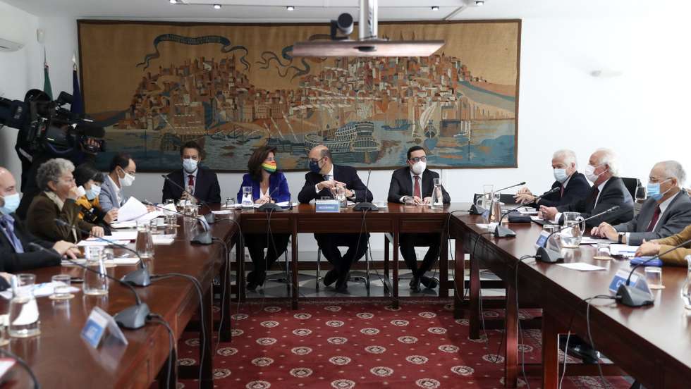 A ministra do Trabalho, Solidariedade e Segurança Social, Ana Mendes Godinho (C-E), ladeada pelo ministro de Estado, da Economia e da Transição Digital, Pedro Siza Vieira (C-D), durante a reunião da Concertação Social esta manhã em Lisboa, 16 de novembro de 2021. ANTÓNIO COTRIM/LUSA