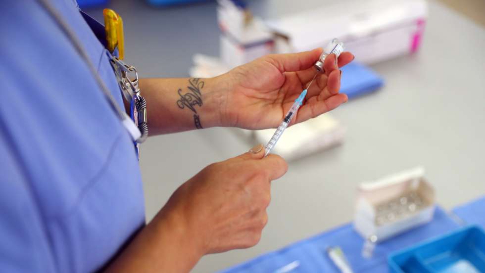 Uma técnica da equipa médica prepara as seringas com vacina contra a Covid-19 no centro de vacinação da Unidade Local de Saúde do Norte Alentejano (ULSNA) instalado no quartel dos Bombeiros Voluntários de Portalegre, 10 de novembro de 2021. NUNO VEIGA/LUSA