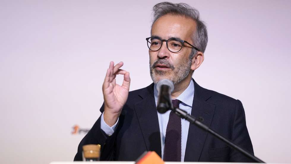 O candidato à liderança do PSD,  Paulo Rangel, discursa durante um encontro esta tarde com militantes em Vila Verde, Braga. 20 de novembro de 2021.  HUGO DELGADO/LUSA