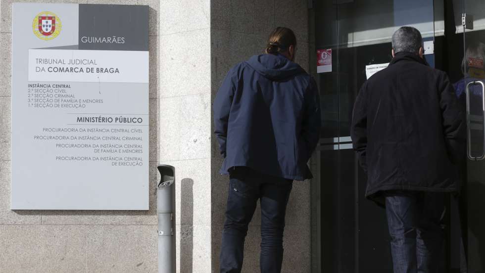 Arguidos à chegada para a leitura do acórdão do caso “operação Fénix”, no Tribunal de Guimarães, 09 de novembro de 2017. O processo envolve 57 arguidos, entre os quais o presidente do FC Porto, Jorge Nuno Pinto da Costa, e um administrador da SAD do Porto, Antero Henrique. Os suspeitos estão acusados de associação criminosa, exercício ilícito de segurança privada, extorsão, coação, ofensas à integridade física qualificada, ofensas à integridade física agravadas, trafico, posse de armas proibidas e favorecimento pessoal. LUSA