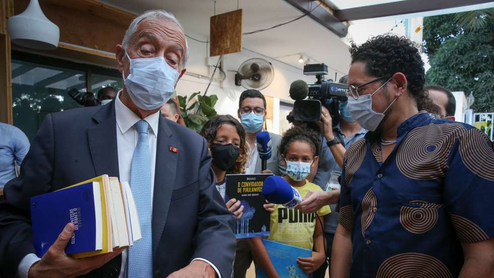 O Presidente da República de Portugal, Marcelo Rebelo de Sousa, durante a visita à Livraria Kiela do escritor angolano Ondjaki., em Luanda, Angola, 28 de novembro de 2021. AMPE ROGÉRIO/LUSA