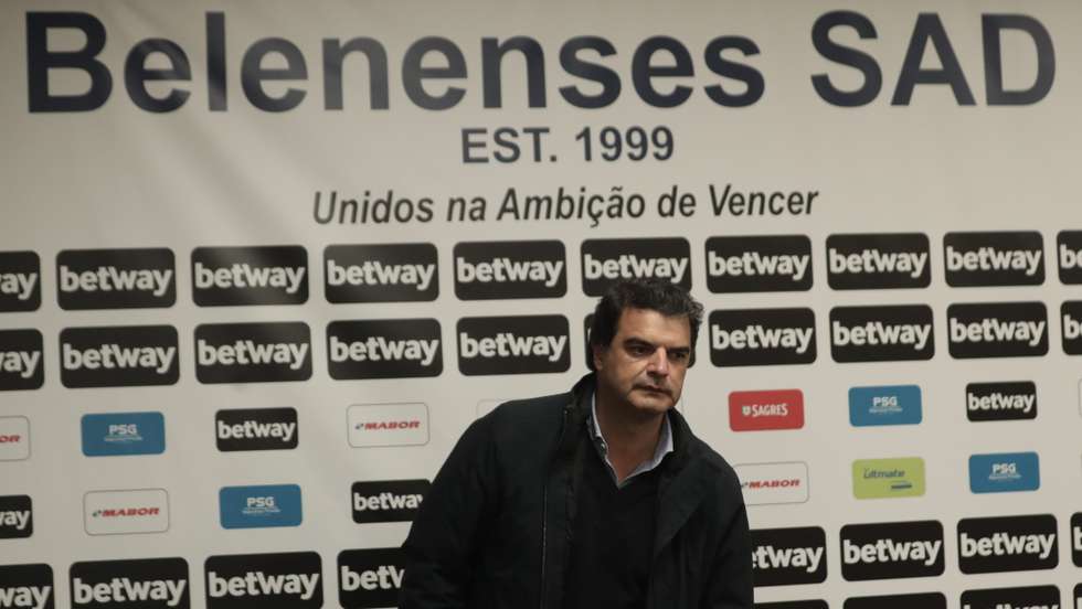 O presidente do Belenenses SAD, Rui Pedro Soares, fala aos jornalistas no final do jogo da Primeira Liga de Futebol, entre o Belenenses SAD e o Benfica, no Estádio Nacional, em Oeiras, 27 de novembro de 2021. O encontro entre o Belenenses SAD e o Benfica terminou aos 48 minutos, por os 'azuis' terem ficado sem o número mínimo de futebolistas, depois de ter começado apenas com nove, devido a um surto de covid-19. ANTONIO COTRIM/LUSA